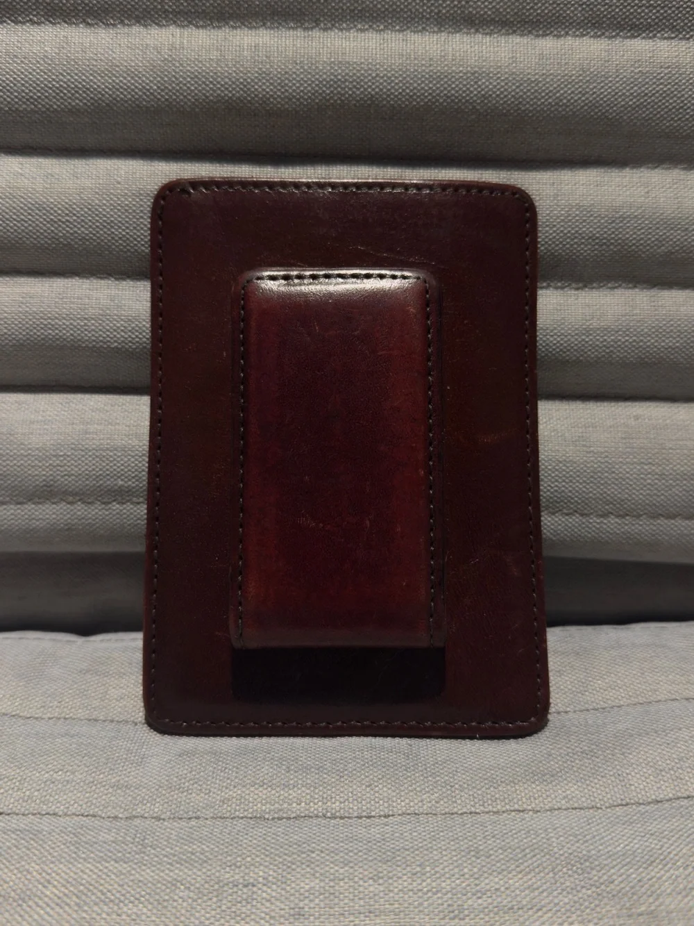 Front magnetic money clip, Top loading currency slot, Hand stitched detailing.